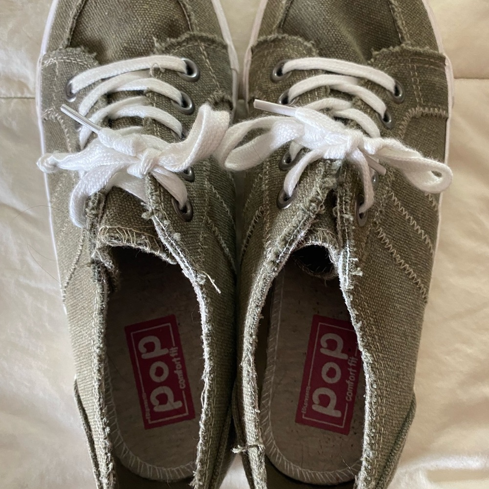 pop comfort fit canvas jersey lace up slip on shoe.  Brand new only tried on.